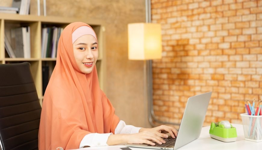 MUSLIM BUSINESS WOMAN