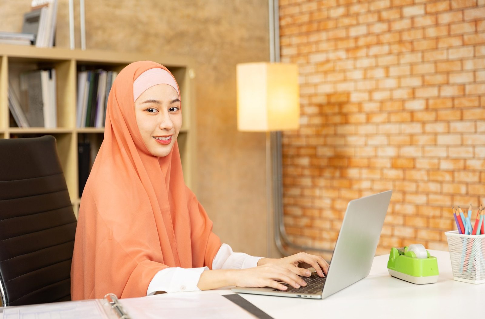 MUSLIM BUSINESS WOMAN